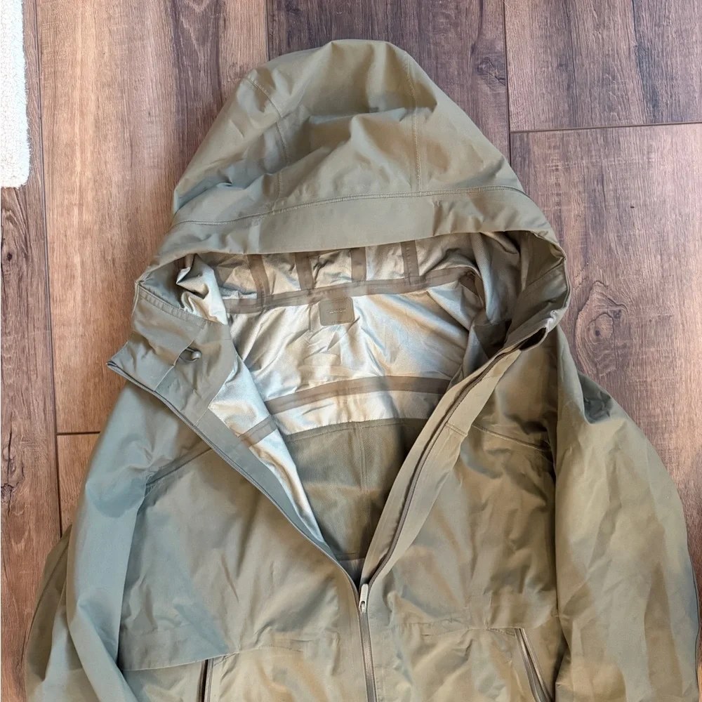 Lululemon rain rebel jacket size 6 - Picture 4 of 5